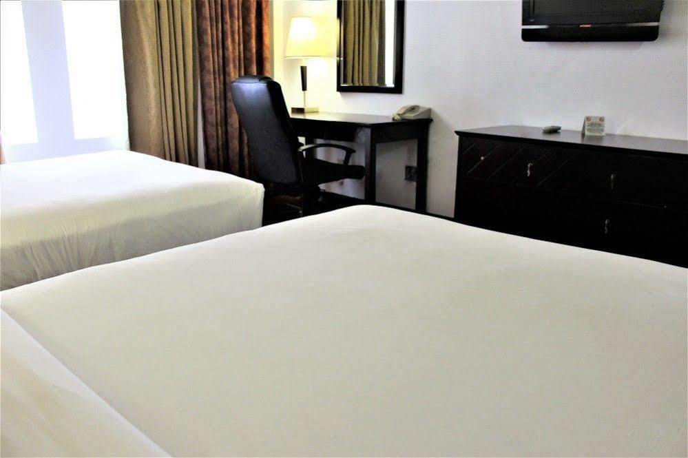 Lelux Hotel Montreal Bagian luar foto
